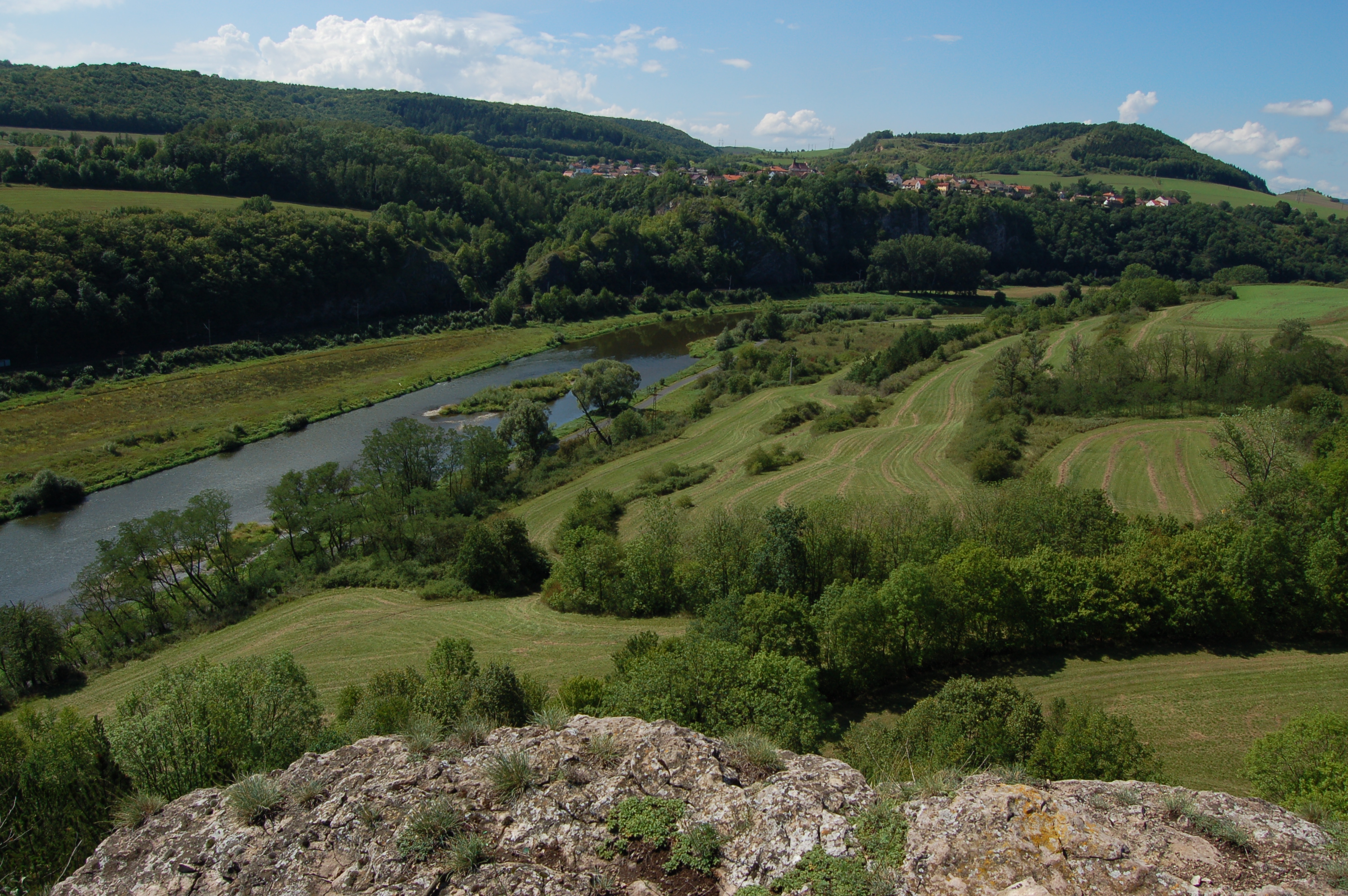 Pohled na Tetín přes řeku