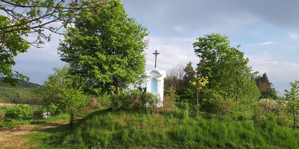 Prvky sakrální architektury v Klokočí.